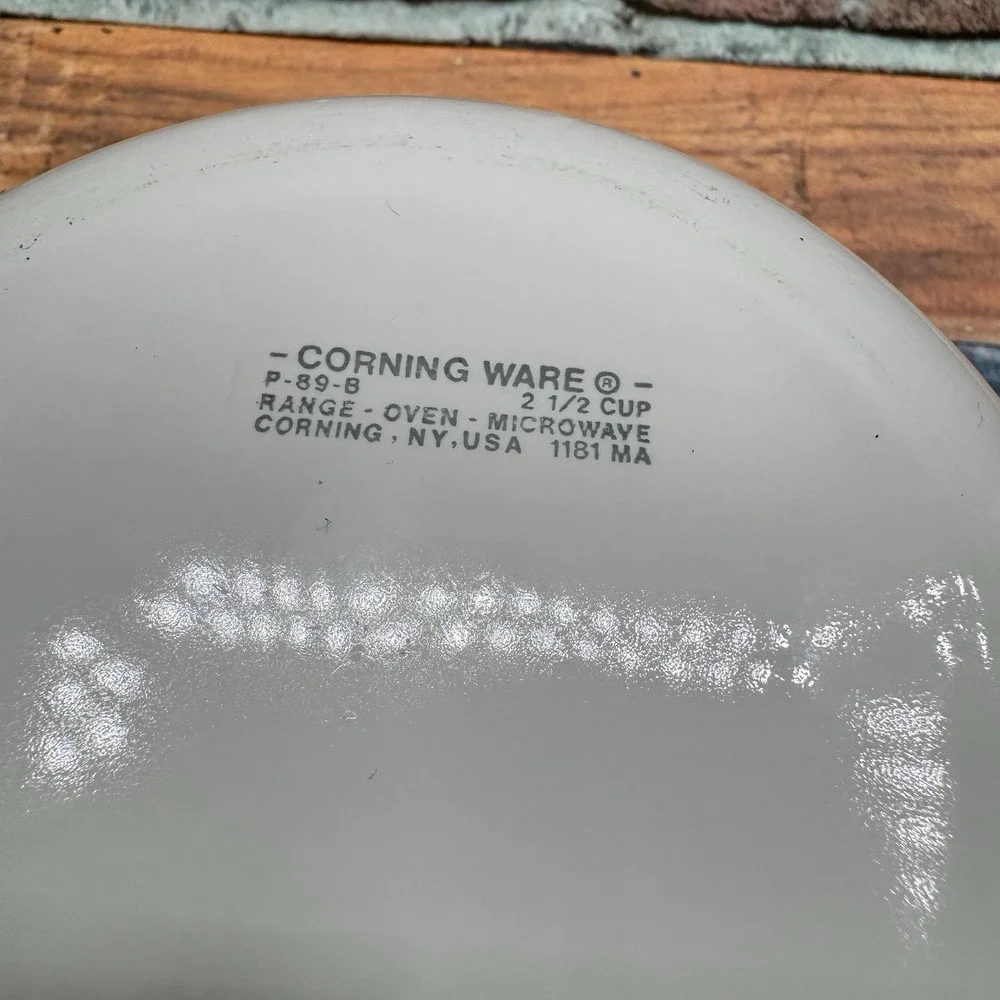 Corning Ware P-89-B White Coupe 2.5 Cup Sauce Pan with Pour Spout & Lid Vintage
